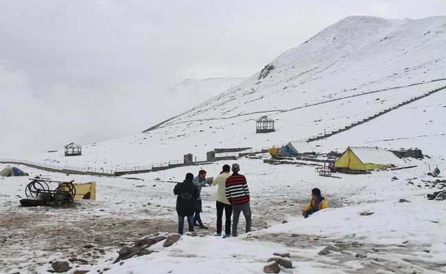 Kashmir Valley Receives Rain, Snowfall