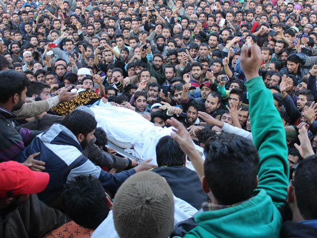 राजीव रंजन की कलम से : ‘हम किसके लिए अपना खून बहा रहे हैं…?’