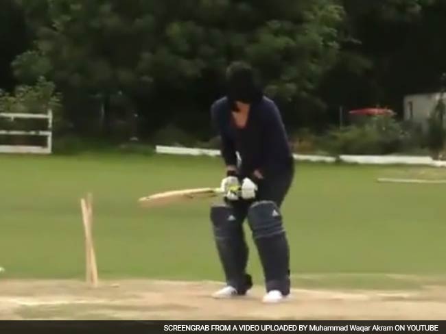 वायरल वीडियो : आंखों में पटटी बांधकर छक्‍के लगाता क्रिकेटर...