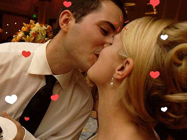 Happy Valentine's Day 2017: Kiss Day पर भूलकर भी ना करें ये 5 गलतियां Happy Valentine's Day 2017: Kiss Day पर भूलकर भी ना करें ये 5 गलतियां