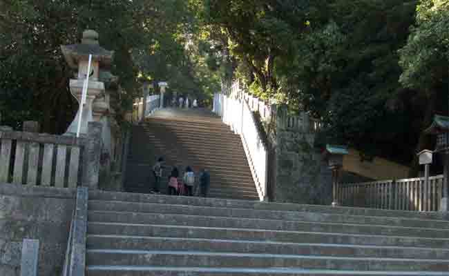 जापान के इस धर्मस्थल की सीढ़ियों पर दौड़ लगाने से लोग रहते हैं जवान और तंदुरुस्त