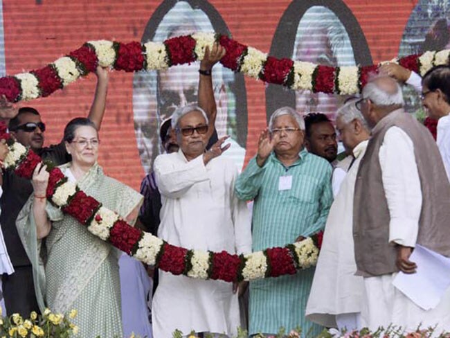बिहार चुनाव : सोनिया गांधी के साथ अभियान को लेकर लालू ने जपा 'अलग-अलग' का मंत्र