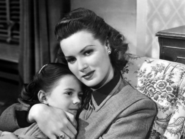 <I>Miracle on 34th Street</i> Actress Maureen O'Hara Dies at 95