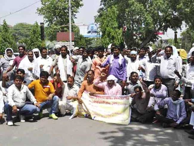 Sanitation Workers Stage Protest Outside Arvind Kejriwal's Residence
