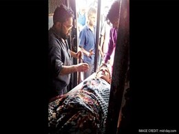 Passengers Sat and Watched as Woman Delivered Baby in Mumbai Local Passengers Sat and Watched as Woman Delivered Baby in Mumbai Local