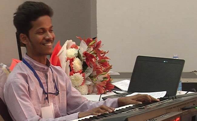 Delhi Student Plays the Piano for Over 100 Hours, in One Go