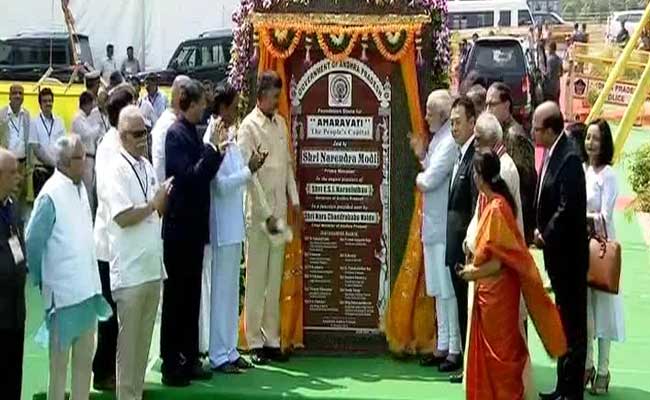 Congress, CPI Burn Effigies of PM Modi for Not Announcing Special Status for Andhra Pradesh