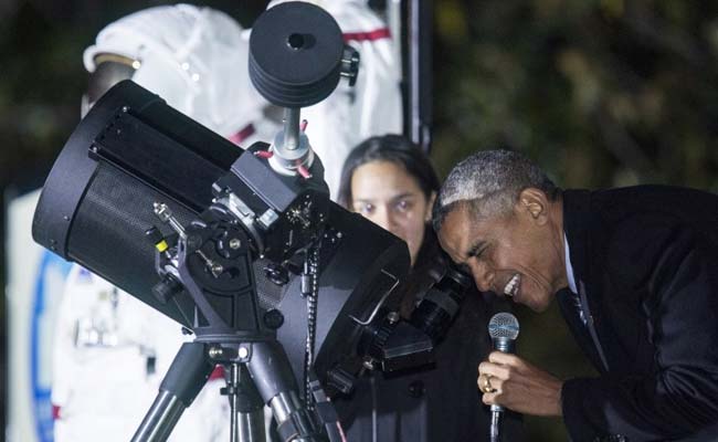 Barack Obama, Budding Astronomers Look at Moon, Dream of Mars at White House