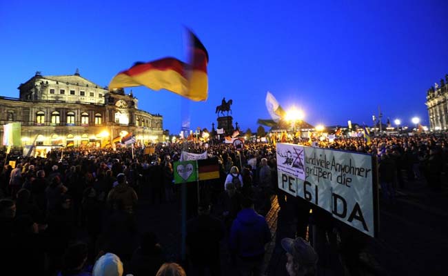 Protesters Set Up Mock Gallows to 'Hang' Angela Merkel for Pro-refugee Stance
