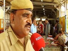 'Platform Pathshala': This Policeman Strikes a 'Deal' With Slum Kids 'Platform Pathshala': This Policeman Strikes a 'Deal' With Slum Kids