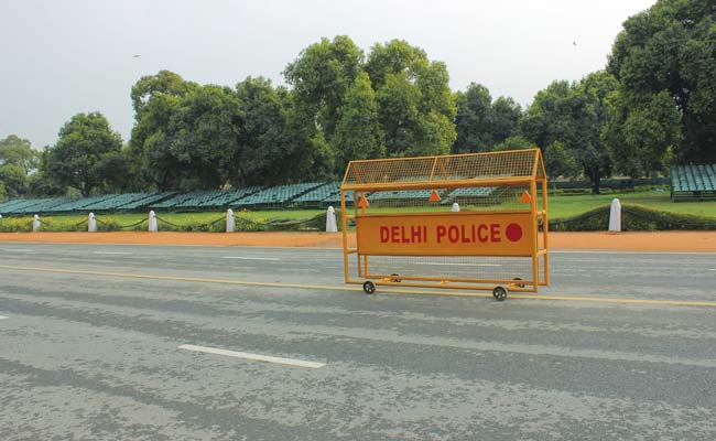 Man Enters North Block Reception, Smashes Glass Pane
