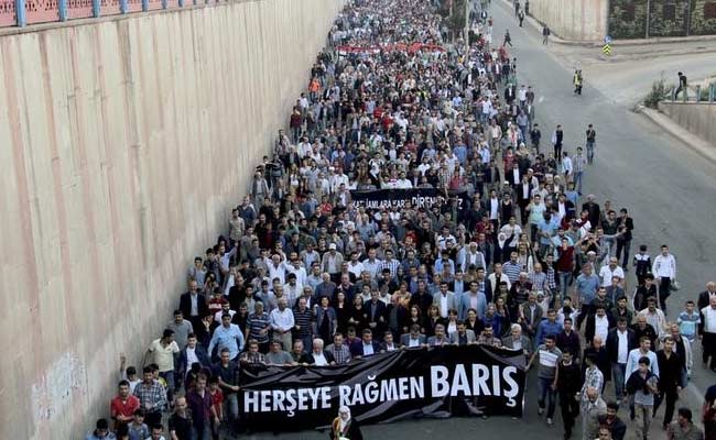 Hundreds Gather at Funeral of Turkish Bomb Victims, Chanting Anti-government Slogans