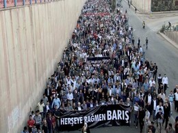 Hundreds Gather at Funeral of Turkish Bomb Victims, Chanting Anti-government Slogans Hundreds Gather at Funeral of Turkish Bomb Victims, Chanting Anti-government Slogans