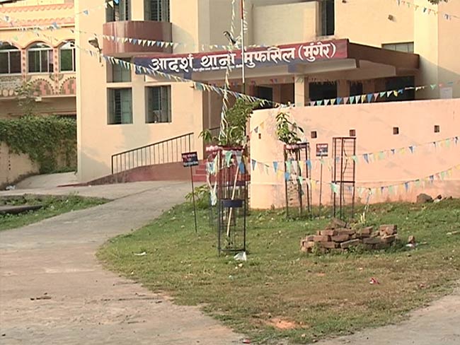 मुंगेर जेल में जब पुलिस ने छापा मारा, जानें कैदियों के पास क्या-क्या मिला...