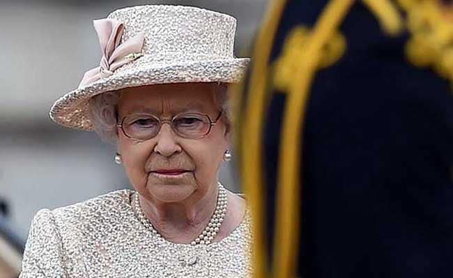 Britain's Queen Elizabeth Leads Silent Tribute to War Dead