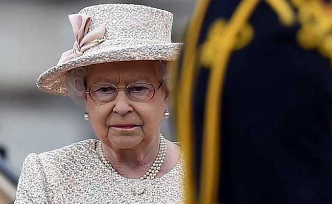 Britain's Queen Elizabeth Leads Silent Tribute to War Dead