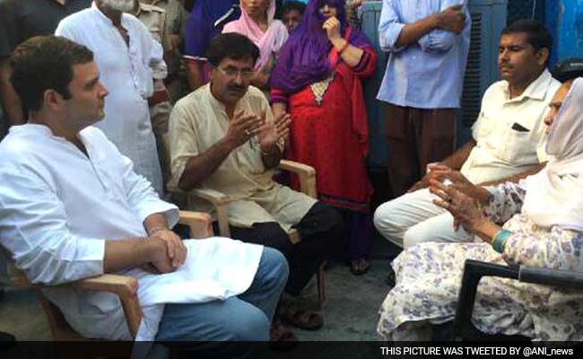 बीफ की अफवाह पर मारे गए अखलाक के परिवार से मिलने राहुल गांधी भी पहुंचे दादरी