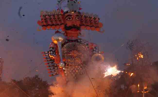 देशभर में मनाया गया दशहरे का त्‍यौहार, बुराई के प्रतीक के साथ आतंकवाद के पुतले भी जलाए गए