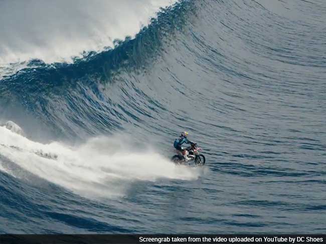 वायरल वीडियो : जब समुद्र की ऊंची-ऊंची लहरों पर चलाई गई मोटरबाइक