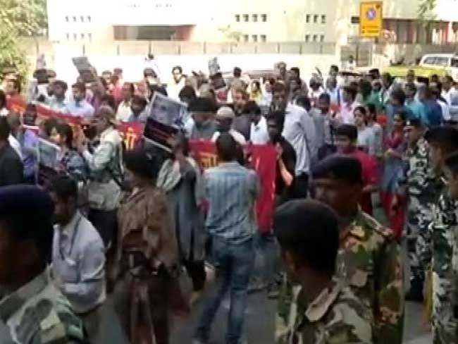 मौन साहित्यकारों के खिलाफ मुखर विरोध