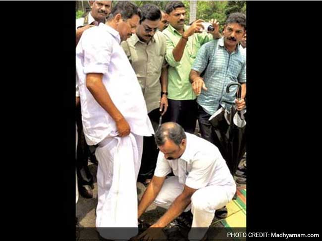 सहायक से कथित तौर पर 'जूते उतरवाने' के बाद केरल स्पीकर पड़े मुसीबत में