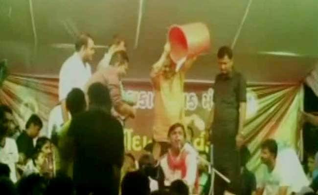 In Video, BJP Leader Seen Showering Money on Singer in Gujarat