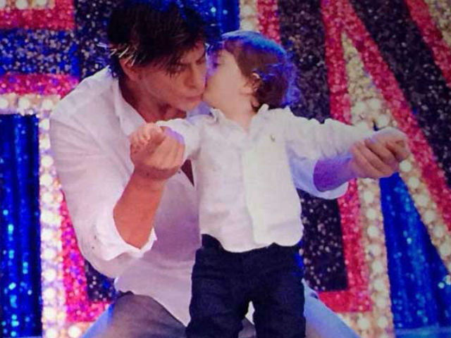 Watch AbRam Dance on the Backseat as SRK Drives. Super Cute