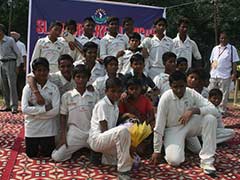स्लम के बच्चों ने खुलकर घुमाया बल्ला, क्रिकेट लीग आयोजित