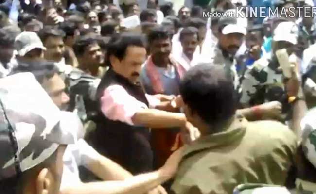 Did MK Stalin Slap a Man Who Wanted to Click a Selfie?