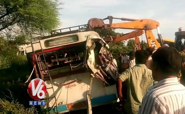 10 Die in Telangana as Book-Laden Truck Collides With Bus