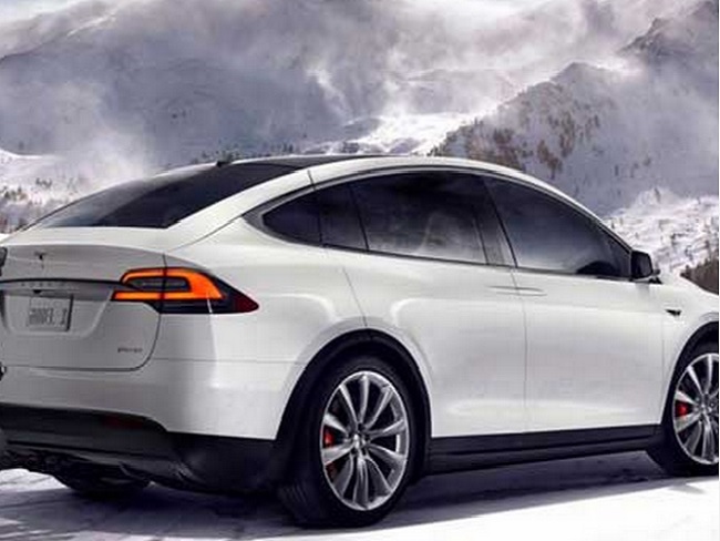 Tesla ने दिखाई अपनी पहली इलेक्ट्रिक SUV Model X की झलक