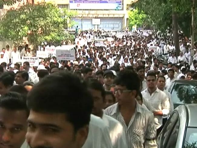 ठाणे में बिल्डरों का विरोध प्रदर्शन, 'बाबुओं और नेताओं की संगठित वसूली' के खिलाफ मोर्चा