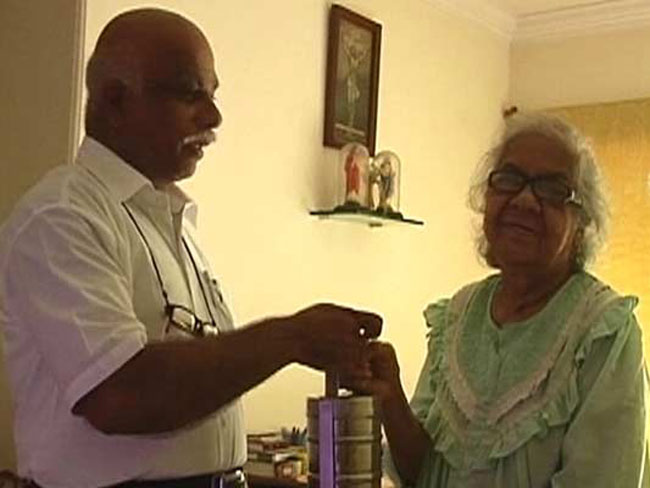 98 की उम्र में अकेले रहनी वाली एंजेला के घर फ्री में पहुंचता है टिफिन का डिब्बा