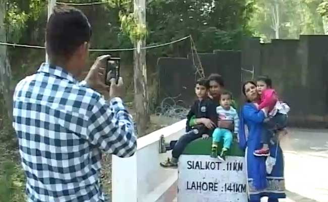 'Selfies at the Border': Tourism Booms Despite Ceasefire Violations by Pakistan