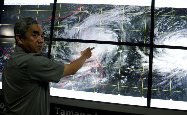 Typhoon Koppu Pummels Philippines; Residents on Rooftops