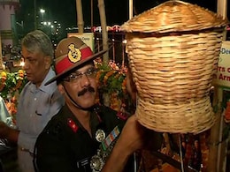 देश के शहीदों की आत्माओं की शान्ति के लिए वाराणसी में जले आकाश दीप देश के शहीदों की आत्माओं की शान्ति के लिए वाराणसी में जले आकाश दीप
