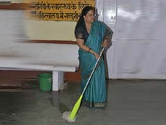 On Swachh Bharat Anniversary, Vasundhara Raje Mops a Hospital