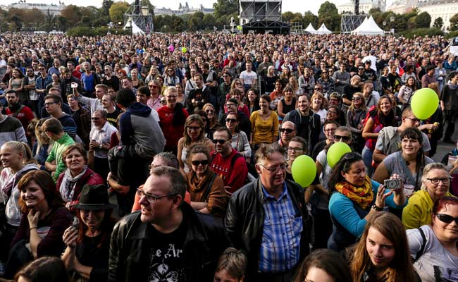 Thousands March in Vienna to Show Support for Migrants