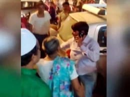 आगरा में पार्किंग विवाद में महिला पुलिस सब इंस्पेक्टर को पीटा आगरा में पार्किंग विवाद में महिला पुलिस सब इंस्पेक्टर को पीटा