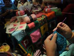 Spanish Women Knit Blankets of Love for Syria's Displaced