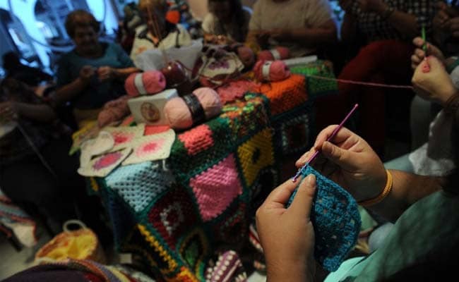 Spanish Women Knit Blankets of Love for Syria's Displaced
