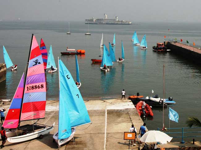 यॉट चैपिंयनशिप : मुंबई के समंदर में रंग बिखेर रहीं पाल नौकाएं