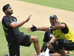 दोस्त हो तो ऐसा : युवराज ने भज्जी के रिसेप्शन के लिए छोड़ा रणजी मैच! दोस्त हो तो ऐसा : युवराज ने भज्जी के रिसेप्शन के लिए छोड़ा रणजी मैच!