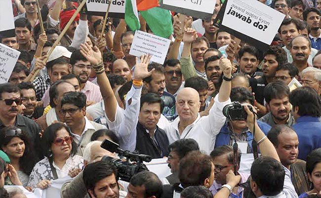 Slamming 'Selective Outrage', Anupam Kher Leads March Against 'Intolerance' Protests