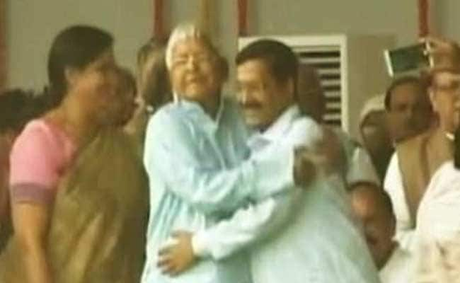 नीतीश के 'राजतिलक' में लालू-केजरीवाल की 'झप्पी' बनी आकर्षण का केंद्र, ट्विटर पर घिरे केजरीवाल