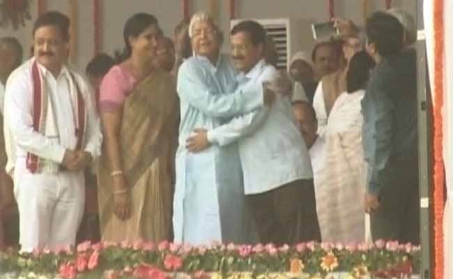 At Bihar Swearing-in, Lalu-Kejriwal Hug Gets All the Tweets