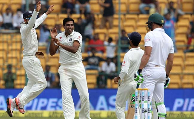 बेंगलुरू टेस्ट : पहले दिन अश्विन-जडेजा की घातक बॉलिंग, विजय-धवन की शानदार बैटिंग