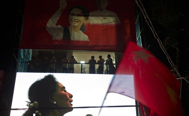 Aung San Suu Kyi Begins Transition Talks with Myanmar President