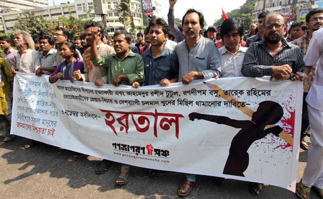 Bangladesh Writers Stage Freedom Rally Despite Fear of Attack