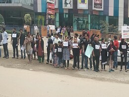 बदहाल जानलेवा सड़कों के कारण बेंगलुरु में फूटा लोगों का गुस्सा बदहाल जानलेवा सड़कों के कारण बेंगलुरु में फूटा लोगों का गुस्सा